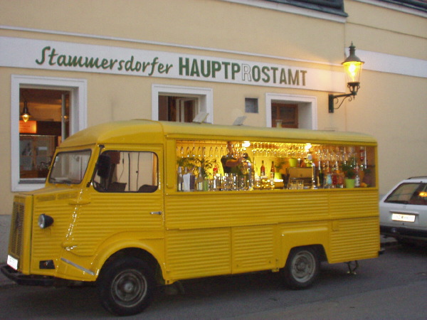 Ein zu einer BAR umgebauter Citroen HY Bus aus den 50er Jahren